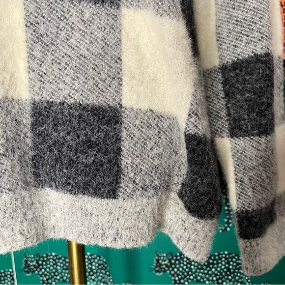 CYRUS Black & White Plaid Fuzzy Soft Scoop Neck Long Sleeve Sweater Size M - Picture 7 of 10